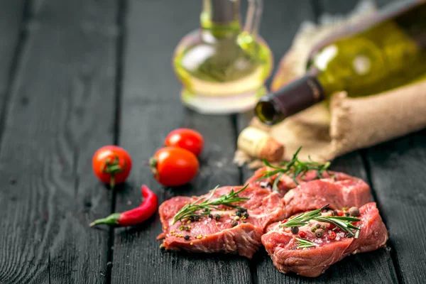 Syrové hovězí steak a koření — Stock fotografie