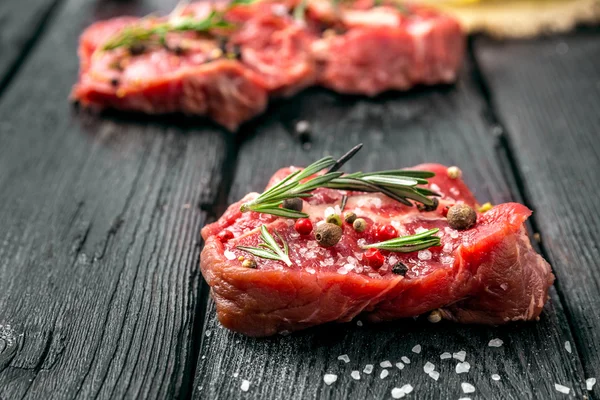 Syrové hovězí steak a koření — Stock fotografie