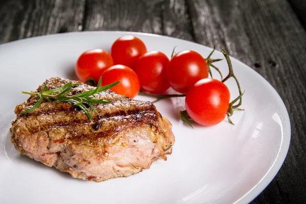 Bife e tomates em uma chapa — Fotografia de Stock