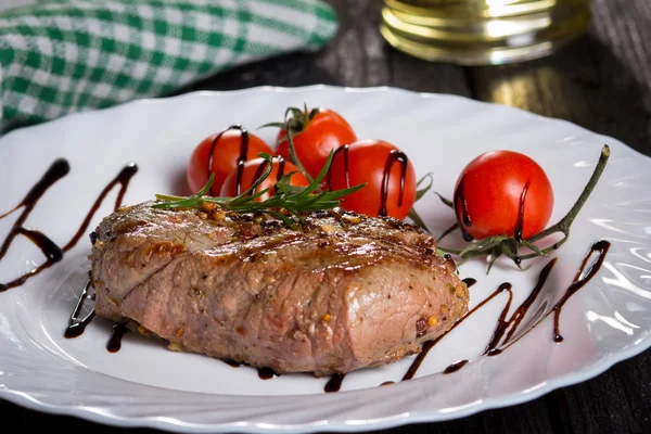 Biff och körsbärstomater i en pansteak och körsbärstomater i en stekpanna — Stockfoto