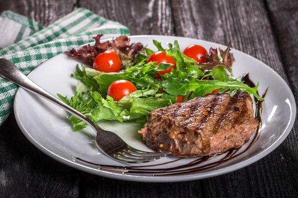 Bistecca e pomodorini in una bistecca e pomodorini in una padella — Foto Stock