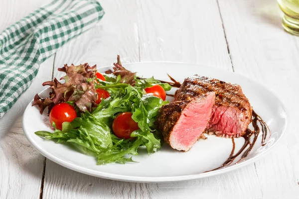 Bife e tomate cereja em um pansteak e tomate cereja em uma panela — Fotografia de Stock