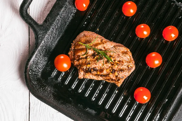 biftek ve bir tavada domates