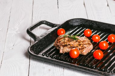 biftek ve ahşap bir masa salataya