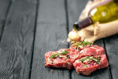 Ham sığır eti biftek ve baharatlar
