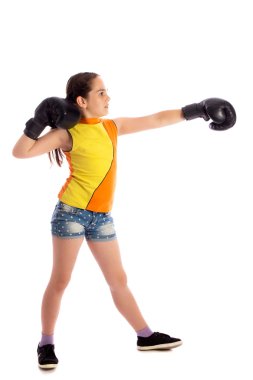 Genç boksör kız beyaz stüdyo arka plan üzerinde