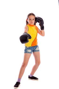 Genç boksör kız beyaz stüdyo arka plan üzerinde