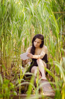 tablet ile parkta kız