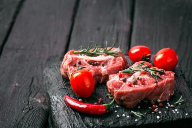 Ham sığır eti biftek ve baharatlar