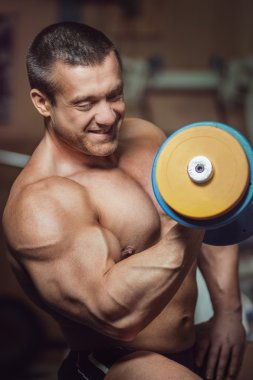 Kaslı adam spor salonunda egzersiz.