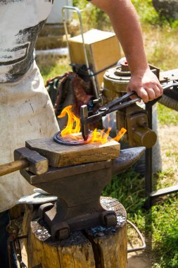 Demirci bir Retro smithy çalışır