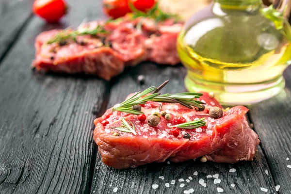 Syrové hovězí steak a koření — Stock fotografie