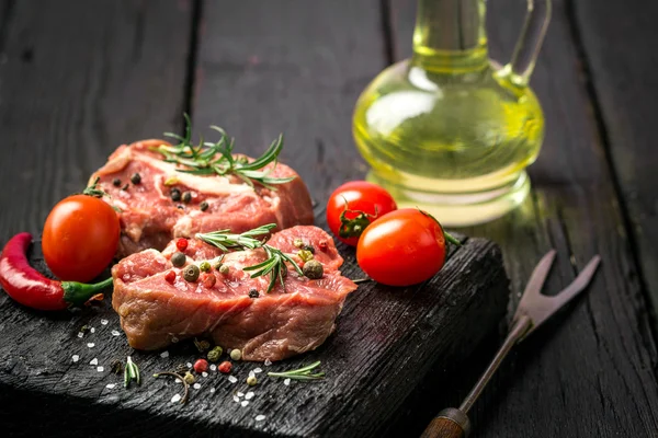 Syrové hovězí steak a koření — Stock fotografie