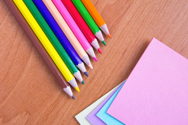 Hafif ahşap zemin üzerine yumuşak gölgeler ile boş kartvizit fotoğraf. Tasarım sunumlar ve Portföyleri için.