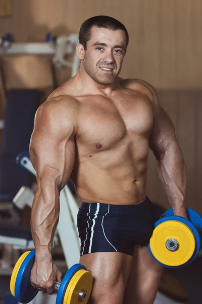 筋肉男がジムでエクササイズします。. — ストック写真