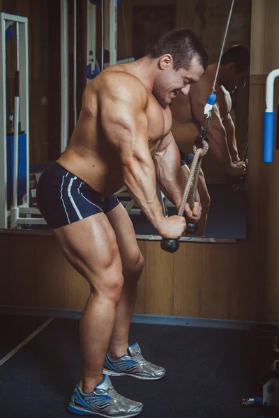 Muskulös man träna i gymmet. — Stockfoto