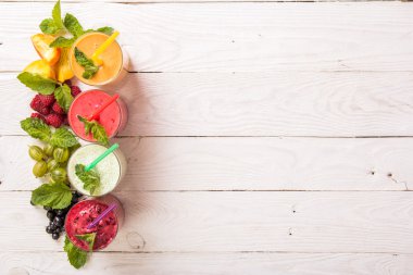 Bardaklarda çeşitli tatlılar