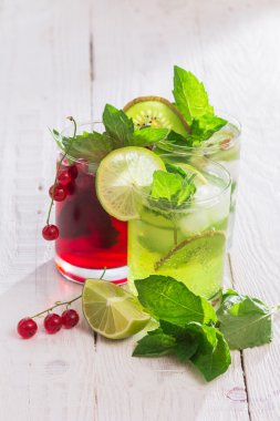 Serinletici içecekler ve çeşitli taze meyve ve çilek