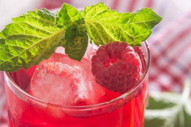 buz ve nane ile serinletici alkolsüz meşrubat