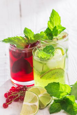 Serinletici içecekler ve çeşitli taze meyve ve çilek