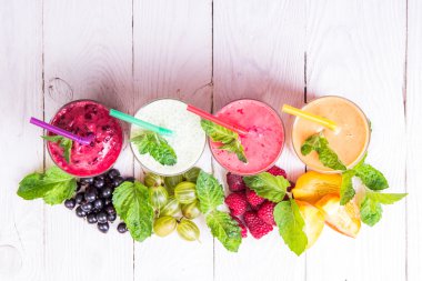 Bardaklarda çeşitli tatlılar