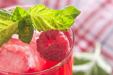 buz ve nane ile serinletici alkolsüz meşrubat