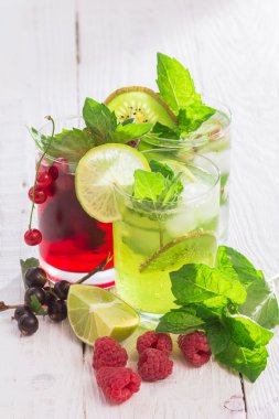 Serinletici içecekler ve çeşitli taze meyve ve çilek