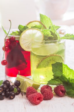 Serinletici içecekler ve çeşitli taze meyve ve çilek