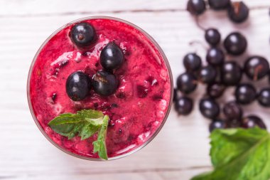 Güler yüzlü bir cam ve taze kuş üzümü