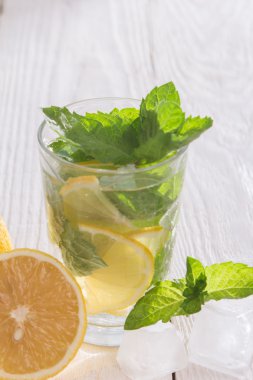 Limon, buz ve nane ile alkolsüz içecek