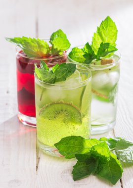 Serinletici içecekler ve çeşitli taze meyve ve çilek