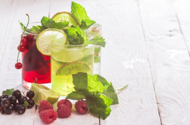 Serinletici içecekler ve çeşitli taze meyve ve çilek