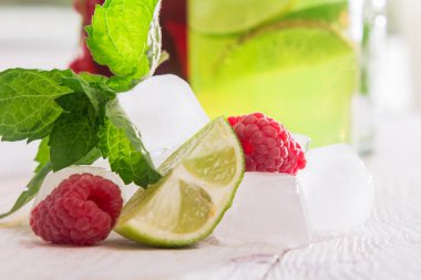 buz küpleri, taze ahududu, nane ve limon