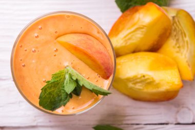 Bir cam ve dilim taze Şeftali Smoothie