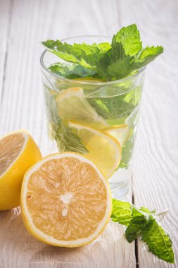 Limon, buz ve nane ile alkolsüz içecek