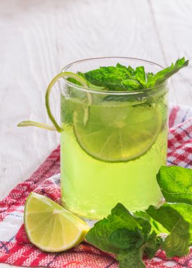 Limon, buz ve nane ile alkolsüz içecek