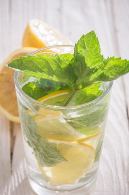 Limon, buz ve nane ile alkolsüz içecek