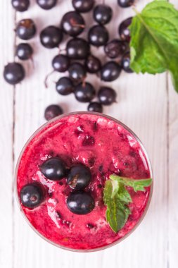 Güler yüzlü bir cam ve taze kuş üzümü