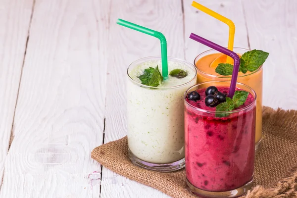 Bardaklarda çeşitli tatlılar