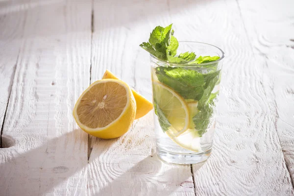Refrigerante com limão, gelo e hortelã — Fotografia de Stock