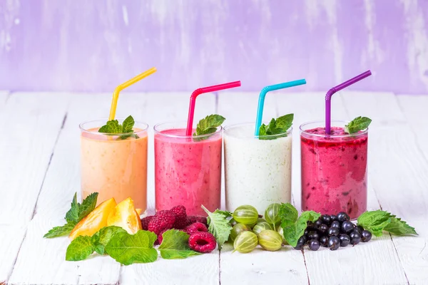 Bardaklarda çeşitli tatlılar