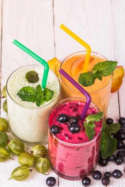 Bardaklarda çeşitli tatlılar