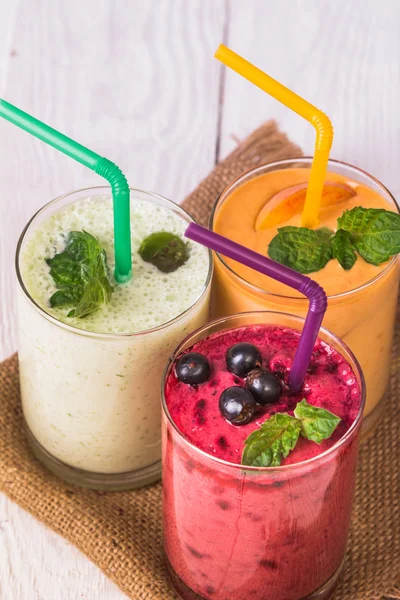 Bardaklarda çeşitli tatlılar