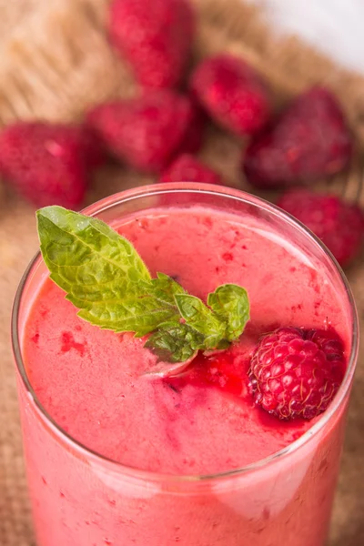 Güler yüzlü bir cam ve taze frambuaz