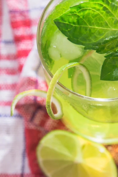 Безалкогольные напитки с лимоном, льдом и мятой Стоковое Изображение