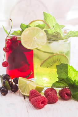 Serinletici içecekler ve çeşitli taze meyve ve çilek