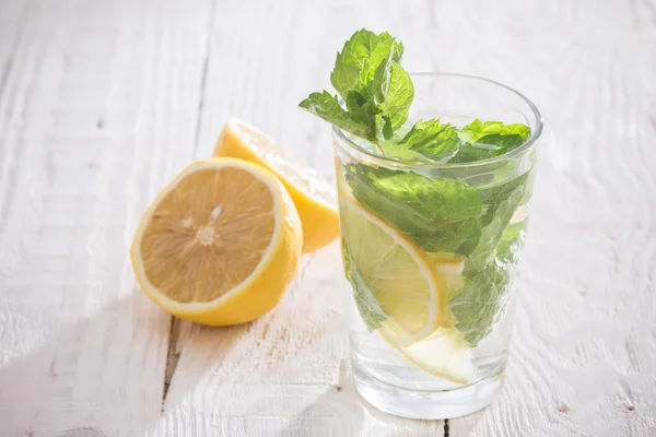 Refrigerante com limão, gelo e hortelã — Fotografia de Stock