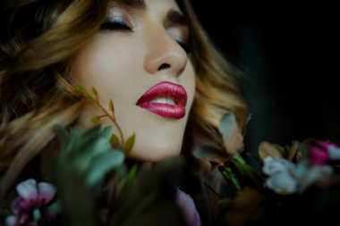 seksi, güzel kız makyaj odaklanmak temiz yüzü, kırmızı dudaklar, saç. Portre. uyum, huzur, duygu,