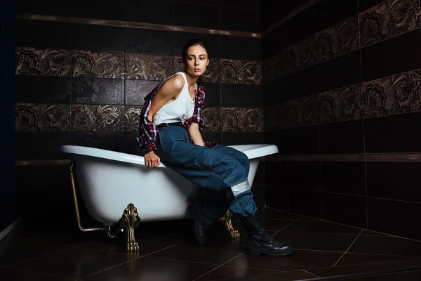 Güzel kız makyaj, model, moda ile tesisatçı banyoda banyo onarım olduğunu.