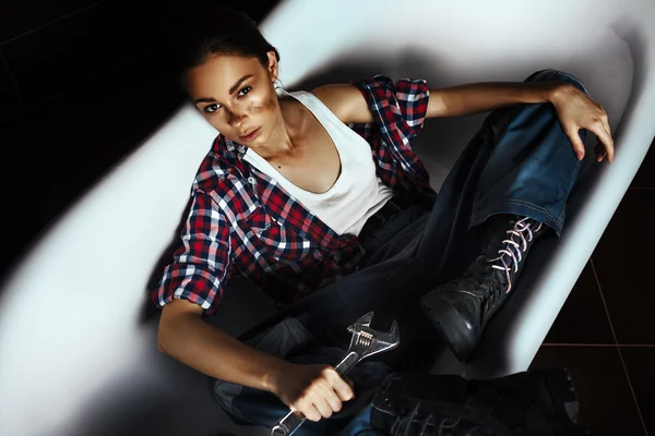 Güzel kız makyaj, model, moda ile tesisatçı banyoda banyo onarım olduğunu.